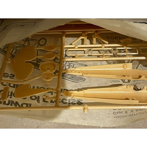 Renwal 1/72 Model Kit Capt. E.V. RICKENBACKER's SPAD XIII Plane NO. 261 - Picture 9 of 10